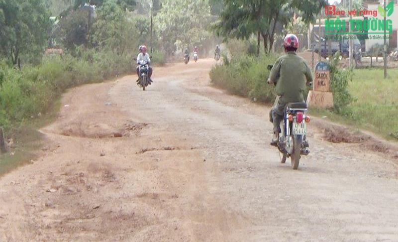 Canh xe tai chay tren duong dat bui bay mu mit mua kho o Ea Sup Dak Lak